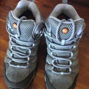 Women’s Merrill Hiking boots. Size 8 waterproof.